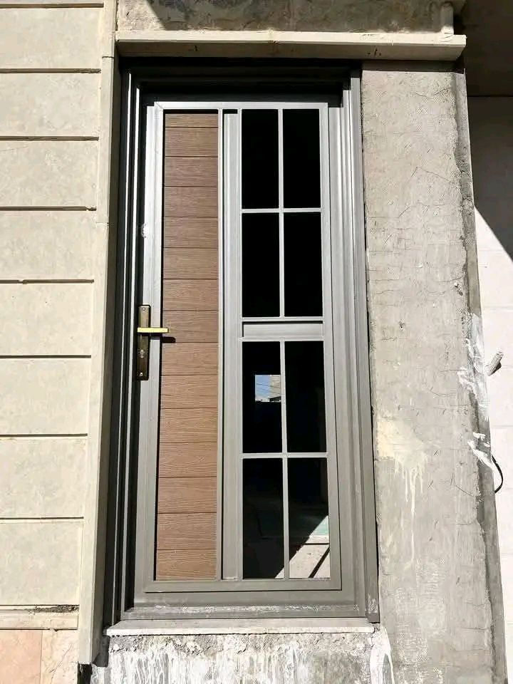 السلام عليكم باب حديد 200 الف  باب بلاستك ابيض 125 الف
***********
 من معمل الحدادة العامة متوفر احدث الموديلات
