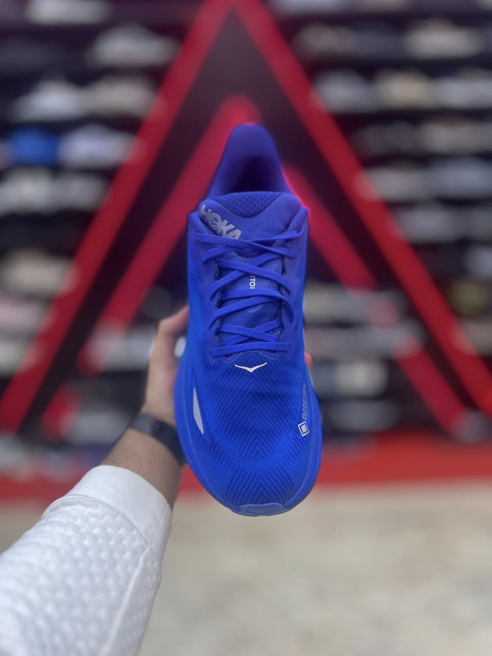 Hoka Clifton 9 GORE

يتميز هذا الحذاء بتصميم مخصص للجري على الطرق في 
جميع الأحوال الجوية، ويجمع بين اللونين الأزرق والأخضر 

قياس 49 وثلث القدم 32
العنوآن نجف ملحق الروان 
توصيل 🚚 محافظات 6 داخل النجف3 
*********** واتساب
