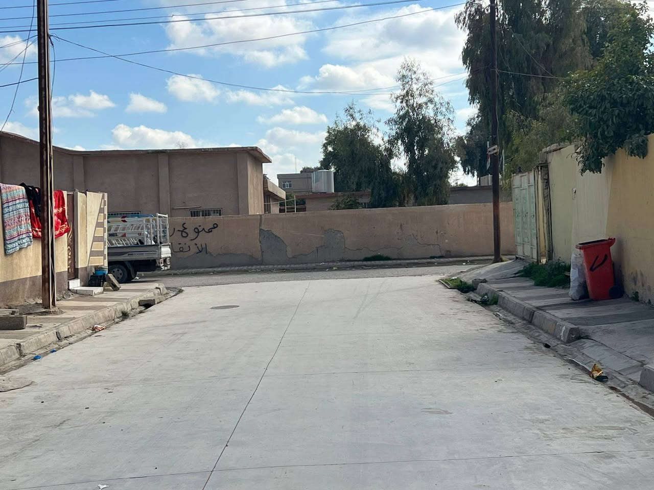 بيت للبيع حي القادسية خلف مجمع المدارس فارغ جاهز للسكن عالي عن الشارع وشارع مرتب المساحة ٢٠٠م باسم شخص واحد السعر ٧٨ مع مجال بسيط صاد عالشمس للاستفساراكثر مراجعةمكتب الزغيت اوالاتصال على الرقم ***********
