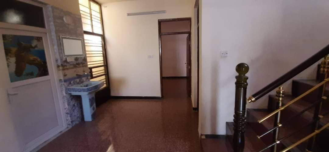 السلام عليكم بيت للبيع مساحة البيت ١٥٠ متر واجهه ١٠ أمتار ونزاله ١٥ متر يحتوي على غرفت نوم وهول واستقبال ومطبخ حار وبارد بي مناور ثنين طرمه جبيره زائد حريقه الصطح مطبك شتايكر قبل اسبوعين مابي اي نقص مكان البيت المواصلات البياع قرب المحطه الجديده بل زراعي ماء كهرباء مجاري كامل الخدمات السعر ١٢٥ مليون وبي مجال لاتصال ***********
