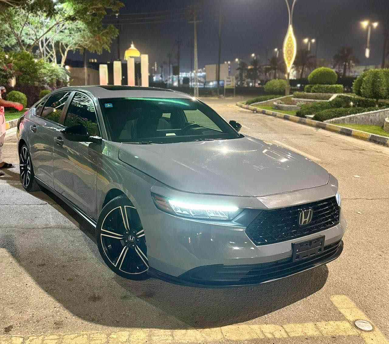 السلام عليكم هوندا اكورد 2023 هايبرد سبورت فول فتحه مرقمه بغداد صبغ جاملغ فقط سياره جديده ب معنى الكلمه لون مميز اسمنتي السعر 188 وبيها مجال بسيط حك الجيه 
مكاني بغداد 
للاستفسار
*********** 
متواجد واتساب بغداد, العراق
