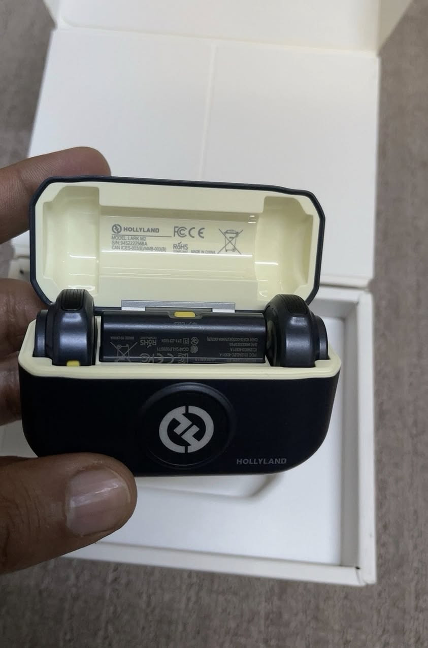 خيار الأول: بيعي وجذاب (يركز على حل مشكلة الصوت)
وداعاً للصوت السيئ في فيديوهاتك! 🎤✨

للبيع ميكروفون Hollyland Lark M2 اللاسلكي الشهير - أصغر وأخف مايك احترافي في العالم لصناع المحتوى.
المواصفات والمميزات:
• النسخة: USB-C (متوافقة مع آيفون 15 و16، وجميع أجهزة الأندرويد، وأجهزة اللابتوب).
• التصميم: مايك صغير جداً بحجم الزر، يمكن تعليقه بالمغناطيس أو المشبك بكل سهولة.
• جودة الصوت: صوت نقي جداً بدقة 48kHz/24bit (Hi-Fi Quality).
• إلغاء الضجيج: ميزة ENC الذكية بضغطة زر لعزل أصوات الشارع والرياح.
• البطارية: تدوم حتى 40 ساعة مع علبة الشحن (10 ساعات عمل متواصل للمايك الواحد).
• المدى: يصل إلى 300 متر في المناطق المفتوحة.
• الحالة: (اكتب هنا: جديد بكرتونه / أو مستخدم بحالة الوكالة).
محتويات العلبة:
1. جهاز الاستقبال (Receiver) بمنفذ USB-C.
2. عدد 2 ميكروفون (Transmitters).
3. علبة الشحن الأصلية.
4. كابلات وإكسسوارات التعليق المغناطيسية.

السعر: (110 الف )


**إذا كنت صاحب هذا الإعلان وتريد حذفه لأي سبب، رجاءا أرسل رسالة إلى الدعم الفني**