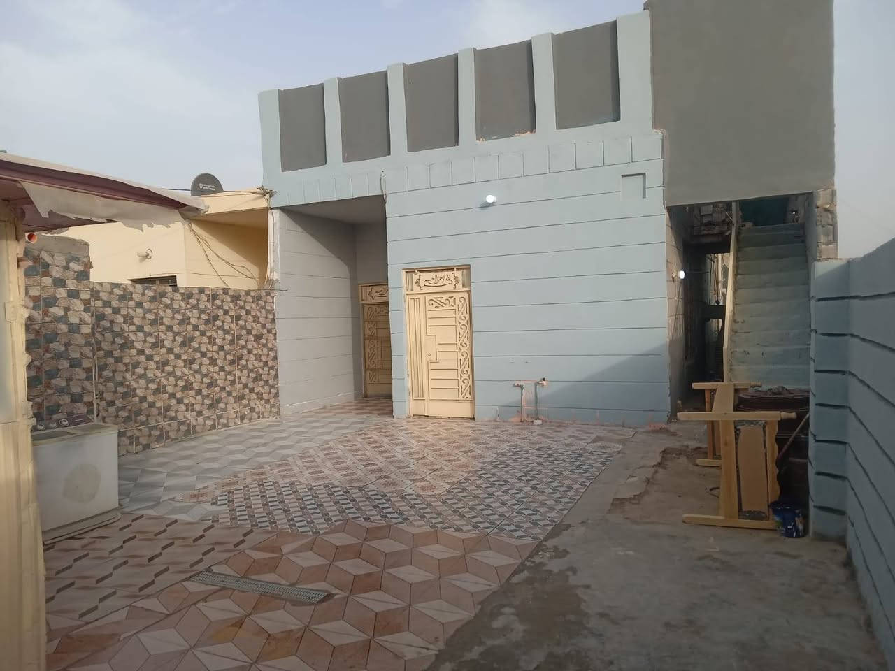 السلام عليكم للبيع بيت طابو زراعي سند 25 مداور المكان حي منصور ع المساحه 200 متر 2 غرف وصاله ومطبخ وحمامات *********** بي واتساب
