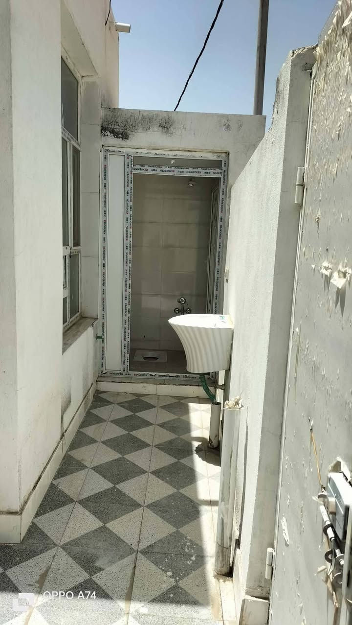بيت المساحة 💯 مترطابو سند 25 بناء حديث طابوك واعكادة درجه اولى يحتوي على غرفه استقبال مطبخ صاله بدون قاطع بيتونه صحيات خارجية وداخليه الأرضية بورسلاين شبابيك بي بي سي الموقع قرب مستشفى القاسم خلف مطعم الفهد متوفره ماء كهرباء شارع قريب على الشارع العام. لاستفسار اتصل على هذا الرقم ***********
