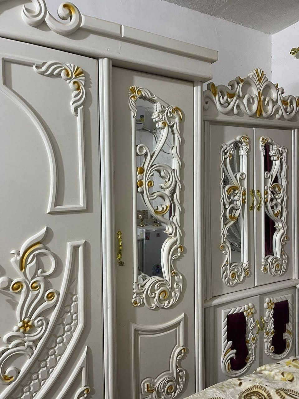 سلام عليكم غرفه خشب عراقي صاج لون ابيض ما مستعمله هواي نضيفه كلش سعر 750وبيه مجال ***********وتساب موجود
