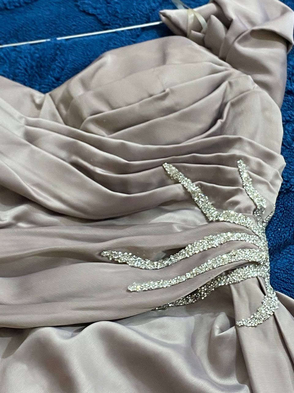 عندي فساتين بيهن مامسعملات وبيهن علامتهن وبيهن مستعملات مره وحده كلش حلوات قياسهن 40
الورديه شتريتها ب100 اريدها ب50 ساعه وحده ملبوسه
السمائيه ب80 اخذتها اريدها ب40 هم ماملبوسه ابد
النفطيه شتريتها 120 اريدها  ب60 
البيجيه ع صفار هاي ابد ماملبوسه اريدها 40 جنن 
كلهن بالحقيقه حلوات كلش


**إذا كنت صاحب هذا الإعلان وتريد حذفه لأي سبب، رجاءا أرسل رسالة إلى الدعم الفني**