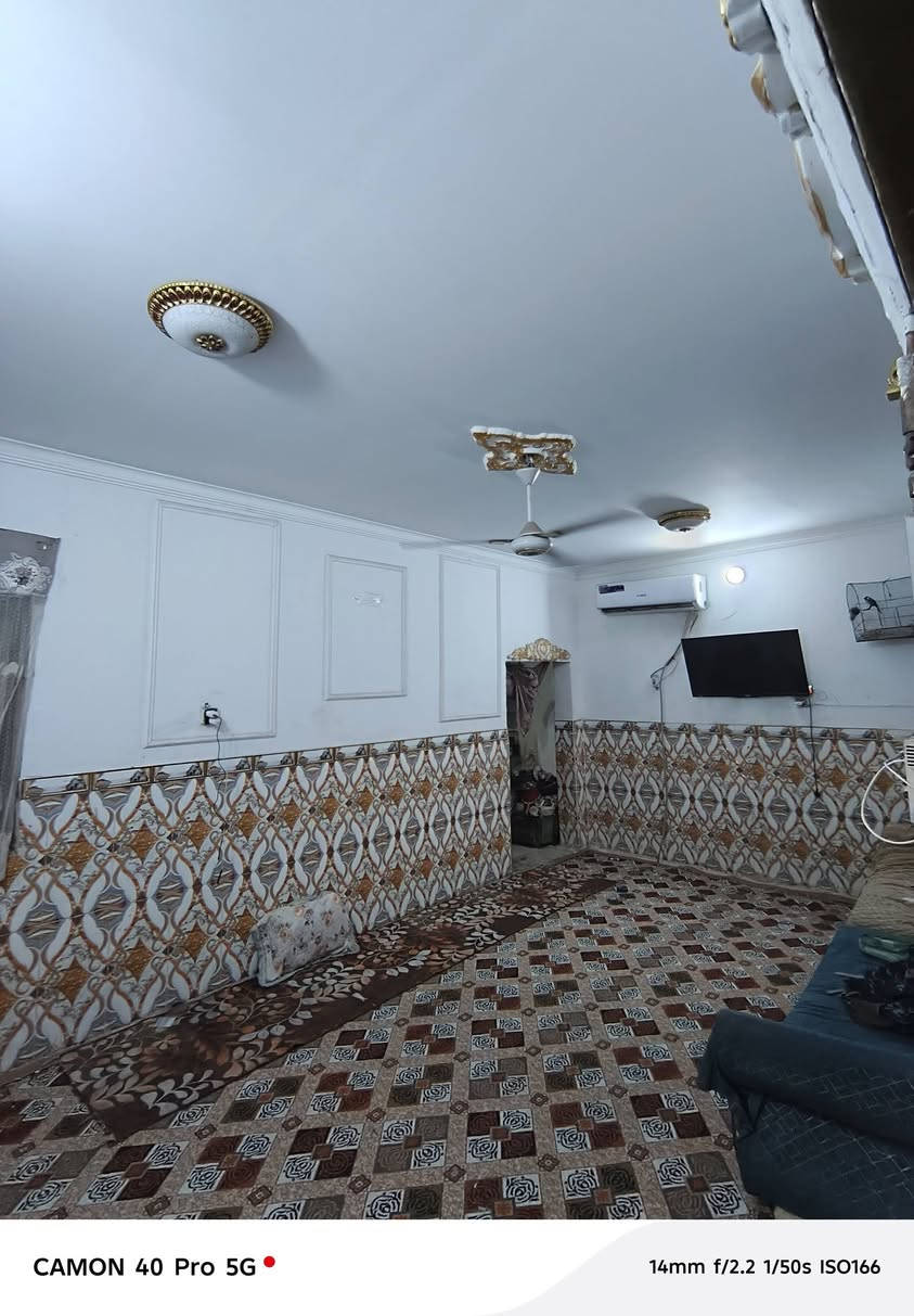 السلام عليكم بيت زراعي مساحته 120 سديناوية خلف مدرسه صفي الدين ركن علا شارعين يتكون من غرفه ومطبخ وصاله وصحيات و.دوانيه  منور وطارمه دوانيه ما معكوده وشيلمانه موجود  ***********
