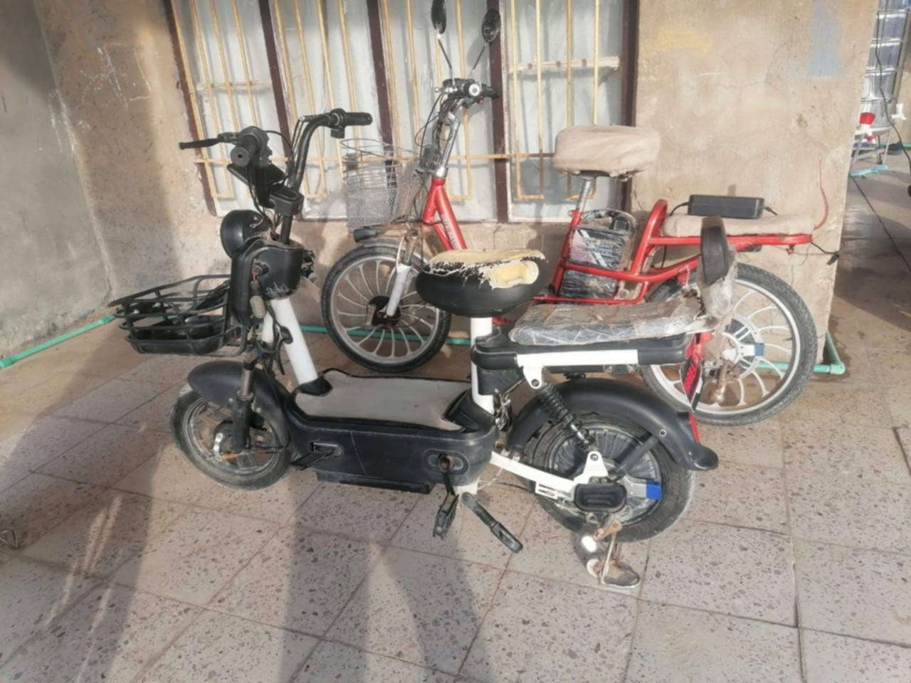 ماطورات شحن نقص بطاريات
الاحمر 125 بطارياته ضعاف
الاسود 75 نقص بطاريات 
***********
