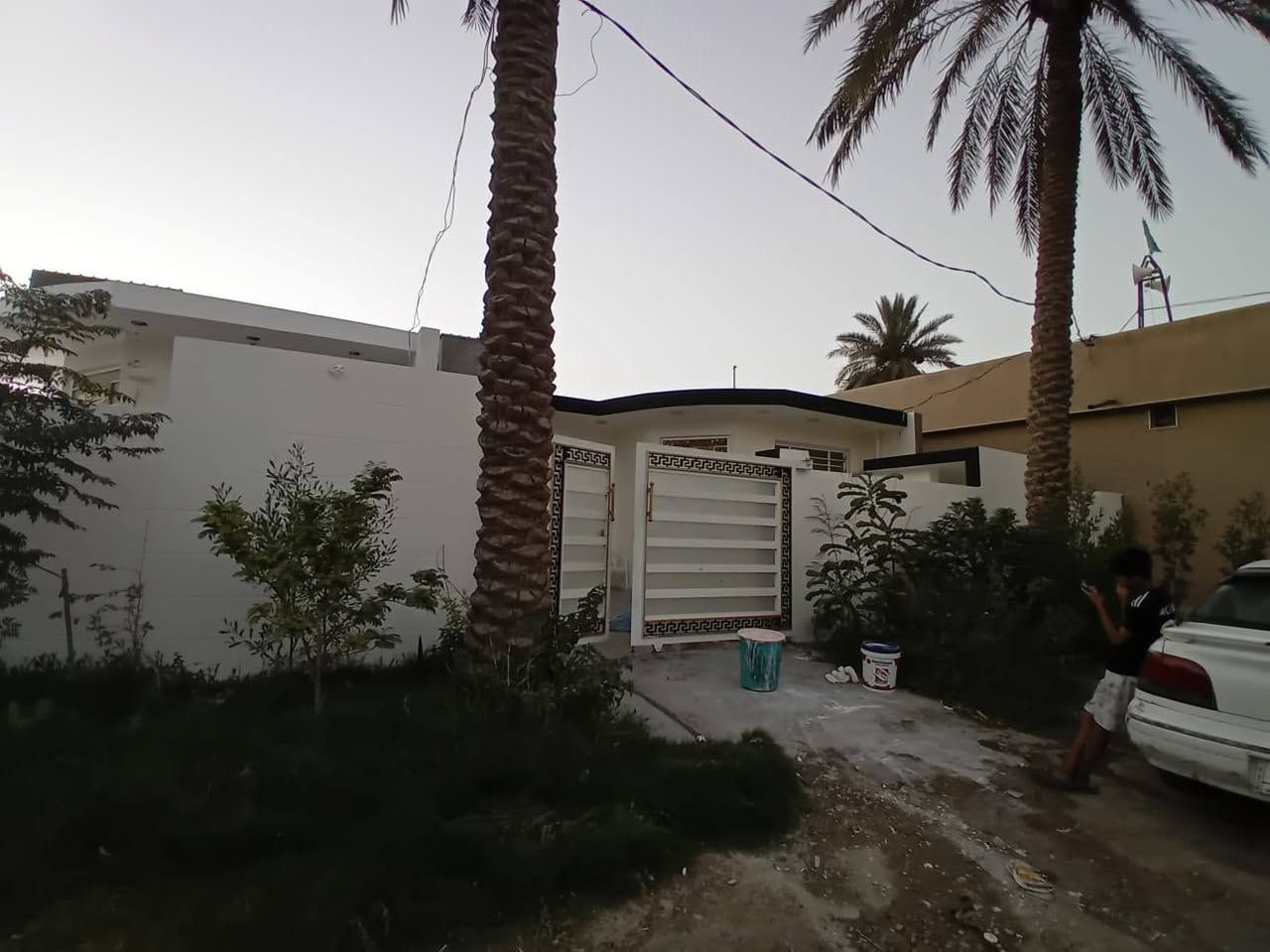 للبيع دار سكن طابق واحد  مساحة 218م
تحتوي  ع 2..غرفتين نوم مع صاله كبيره مع حمام داخلي ومطبخ واسع مع استقبال وكراج بطول 7 مع ترك خلفي  ١م مع مخزن بطول ١٥ م بجانب الدار... للمعلومات ***********
