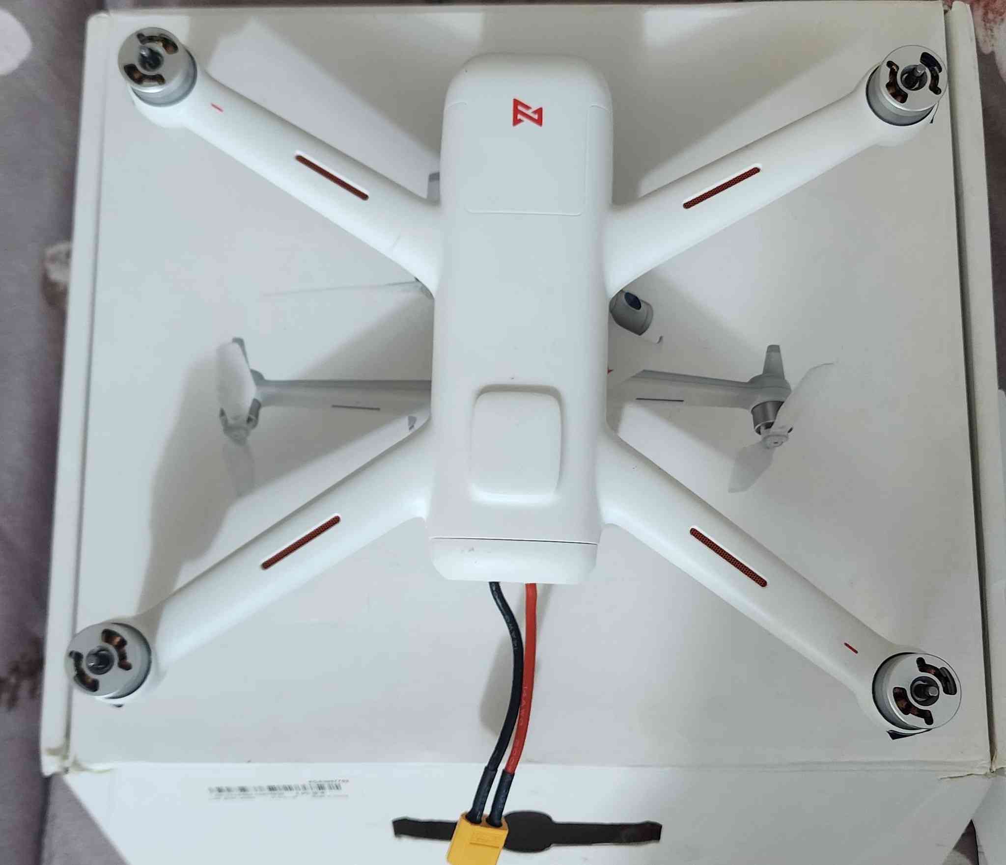 السلام عليكم
درون شاومي فيمي a3 فول مواصفات وشركه اصليه مو تقليد 
المواصفات.. كامره بدقه عاليه full hd
تحكم جوستك مع شاشه كبيره
نظام تحديد الموقع gps
عوده تلقائيه لمكان الاقلاع عند نفاذ الشحن 
كمبل محورين مع تثبيت الكتروني مع تحكم بالكمبل 
مده الطيران 30 دقيقه 
سعه البطاريه 5200ملي امبير وبطاريه اضافيه 4000 ملي امبير
البطاريه الاصليه سعتها قليله 2000 ملي امبير واني بدلتها
 ارتفاع 500 متر 
مدى 1 كيلو
وبعد بيها هوايه مواصفات وهوايه بيها خيارات بالجوستك
من ضمنها ربط كمبل لحمل الاشياء ونقلها الى مكان ثاني
وتحمل وزن 2 كيلو
شباب استعال قليل وبعدها جديده ومطيرها بس مرتين ومن زمان ضامها مااستعملها واخذتها اب 250 واريد ابيها اب 200
وتوصيل موجود لكل العراق والشراي يخابرني 
شباب البيع بأعتماد رصيد كارت 10 اثير لان اكو ناس تطلب وماتستلم الطلب
رقمي *********** وبي واتساب
ملاحظه مااكدر اطيرها بالفديو اكثر بسبب المنطقه والجيران 
ووياها بطاريات 2 وحده اني سويتها فول 4000 ملي امبير والثانيه اشتريتها ب30 الف
