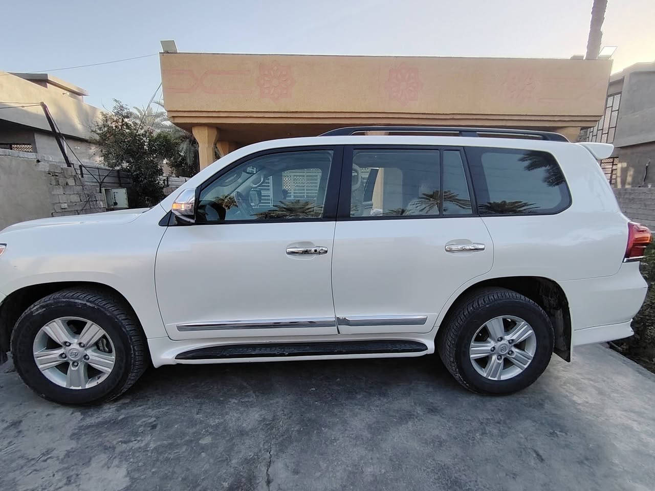 السلام عليكم ورحمة الله وبركاتة لاندكروز 2013 ماشية 112 الف
رقم بغداد الجديد  
مكفولة ساز 
تشغيل عن بعد 
مري شفط 
ثلاجة 
تدفئة تبريد خير من الله 
جامع يصعد ينزل عن بعد 
مكينة V6 4000
ماناقصها شي تشغل وتطلع 
مكان السيارة بغداد الراشدية 
سيارة بأسمي تحويل ثاني يوم 
سعرها 40 الف دولار اربع شدات وبيها مجال بسيط 
*********** اتصال 
*********** واتساب
