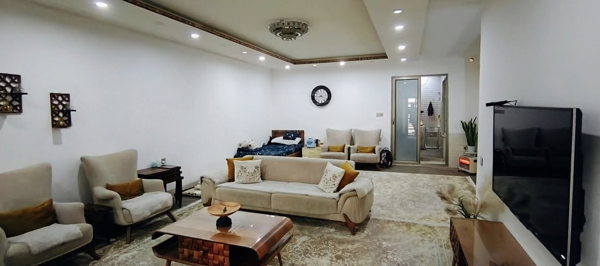 ‏                                      ﷽
              🏢 خانوو بۆ فرۆشتن 🏢

‏ ‎🔺#کۆدی_ژمارە : 1145
📍#دییە سیتی 

📍#ناونیشان :-  دییە سیتی، نزیک فاملی مۆڵ 

‏‌‎🅰️ #ڕووبەر :- ـ   153 مەتر

🌗 #پێشی :-  ـ  9  مەتر

🚧 #شەقام :-  12 مەتری 

🔶#ڕووی :-  ڕۆژئاوا

      
📮 تێبینی :- خانووێکی دوو قات له نزیک شەقامی شست مەتری و فاملی مۆڵ بۆ فرۆشتن. خانووەکە ڕووبەری  153 مەترە و بۆ دوو ماڵی جیادەبێت وە لە شوێنیکی زۆر خۆشدایە نزیکی قوتابخانە و بازاڕ و تەواوی خزمەتگوزاریەکانە. خانووەکە عەرزی کاشیە و سەقفی مەغریبە و دەکتی موبەریدەیە و بە گشتی نرخێکی گونجاوی هەیه. پێکهاتەی خانووەکە بەم شێوەیەیە 

نهۆمی یەکەم/ گەراجی دفن، هۆڵ + مەتبەخ، مساعید مەتبەخ، دوو ژووری نوستنی گەورە و مشتملات 

نهۆمی دووەم/ هۆڵ + مەتبەخ، مساعید مەتبەخ، دوو ژووری نوستنی گەورە و مشتملات، بالکۆن 
...............................
بۆ زانینی نرخی ئەم خانووە ژمارە (1) لە کۆمێنت دابنێ 
................................

‏‌🔸 بۆ زانیاری زیاتر دەتوانن پەیوەندی بکەن :- 
مامۆستا بەرهەم :   *********** 
کاک بەهمەن :         *********** 
.....................
ناونیشانی نوسینگە: سلێمانی تازە،  خوار مزگەوتی ئەبوبەکری صدیق ، بەرامبەر مارکێتی سەردەم
..................
تۆی بەڕێز هەر موڵکێکت هەیە دەتەوێت بیفرۆشیت یان بە کرێی بدەیت  دەتوانیت بۆمان بنێری و بێ بەرامبەر بۆت بڵاو دەکەینەوە
