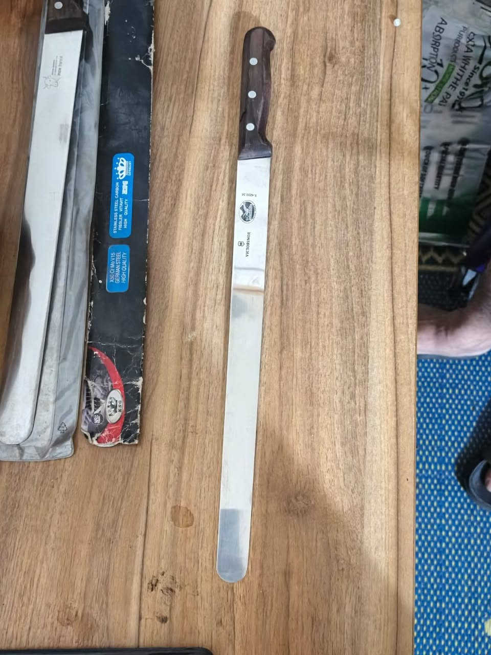 مجموعه من السكاكين اصليه بيهن مستعملات مره واحده فقط او بيهن جديد غير مستعمل كلهن مال شغل كص لحم يعني اصليات كما هو موضح في الصورة الاتصال على الرقم او مراسلتنا عبر الواتساب ***********
