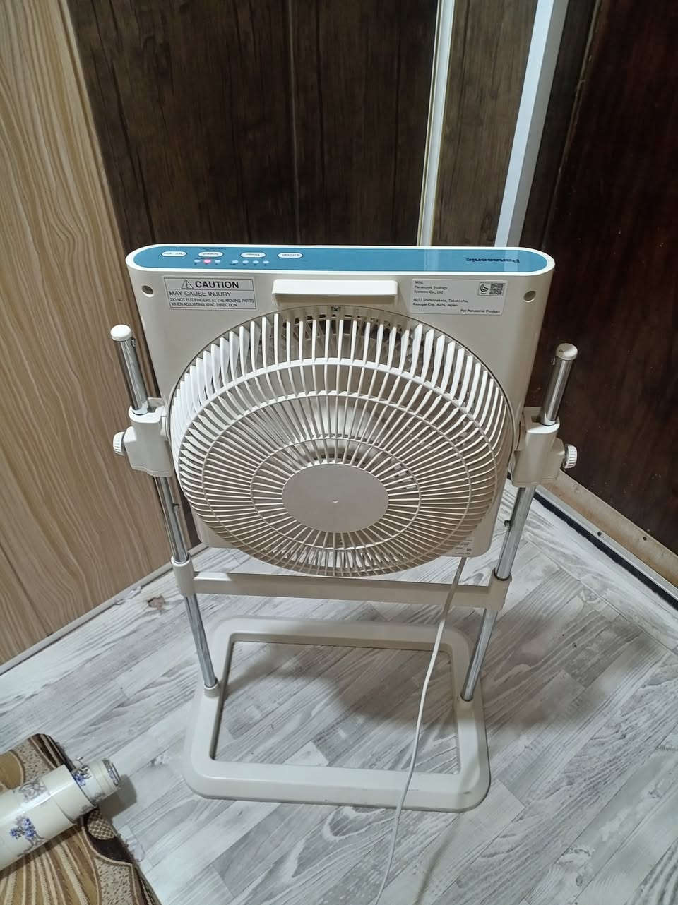 مروحة أرضية لمس نوع بانوسونيك جاءت عن طريق سفوان
 نظيفة جداً جداً يمكن التحكم في إرتفاعها

فيها ثلاثة سرع
وكذلك يمكن توقيتها لمدة ساعة أو ساعتين أو اريع ساعات او ثمان ساعات

يحيط بالمروحة ( الريشة) إطار دوار لتحديد إتجاه الهواء وعكسه

السعر 60 ألف
يوجد توصيل


**إذا كنت صاحب هذا الإعلان وتريد حذفه لأي سبب، رجاءا أرسل رسالة إلى الدعم الفني**