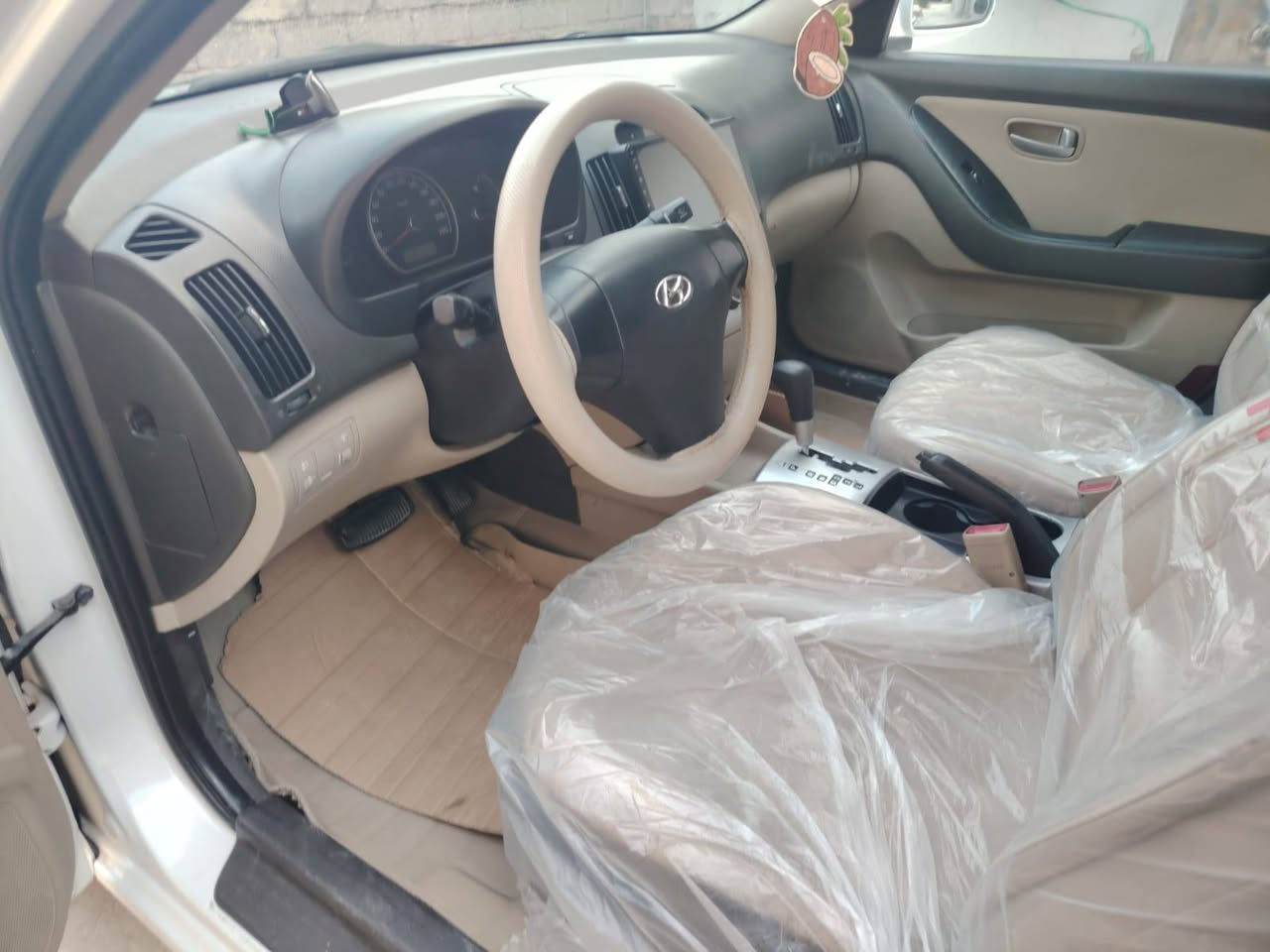 مكلف نشر سلام عليكم النتره للبيع موديل 2009 رقم اربيل سنويه تنتهي 20031 هزه جديد  محرك 20  مامفتوح  كير وتمتيك طخم تيرات جديد صدر امامي خلفي جديد تبريد ثلج سيارة جاهزة مكان سيارة شرقاط  سعر  112
***********
بدون دواخل
