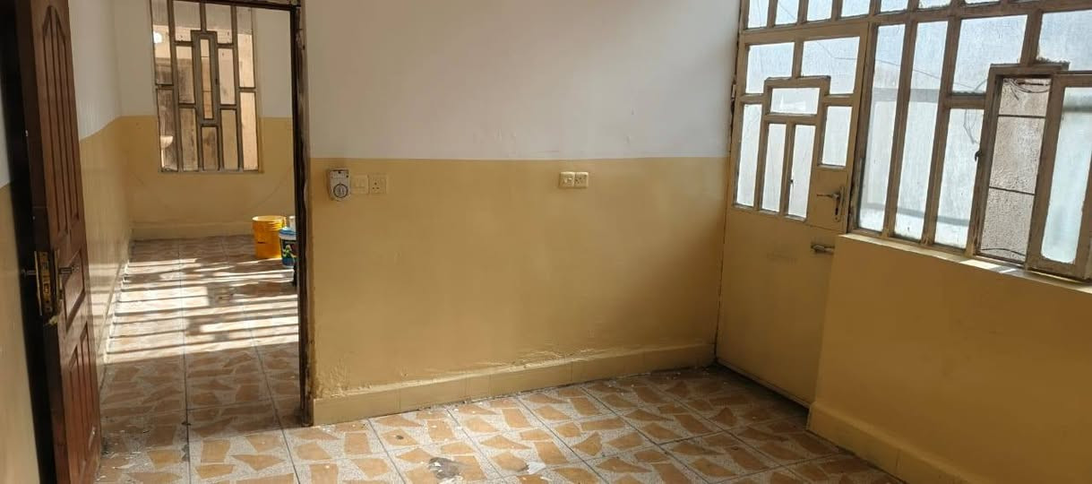 بيت #للايجار بيت 100 متر  طابقين منطقة #الثعالبة #بغداد بعد  سيطرة الشعب القديمة  البيت ب 10 الاف طابو صرف مبلط مدارس خدمات  (5 دقايق عن الشارع العام  الرئيسي)))
يتكون البيت من 2 غرف نوم وغرفة استقبال وهوال ومطبخ وصحيات طابق اول وثاني 
شوف الصور للبيت وبعدهة خابرني وتدلل. 
يفضل لعائلة الصغيرة.  ..  
السعر خاص وللجاد فقط.  
*********** بي واتساب
