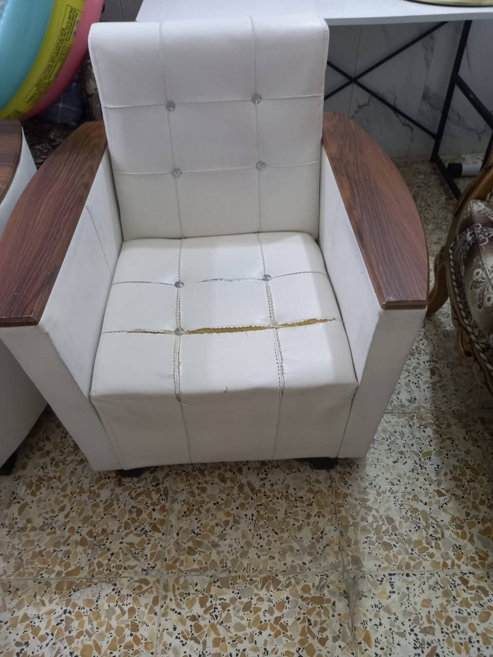 نص تخم للبيع قنفه وكراسي ٢ سعره ب ٦٠ حي الاسره ***********
