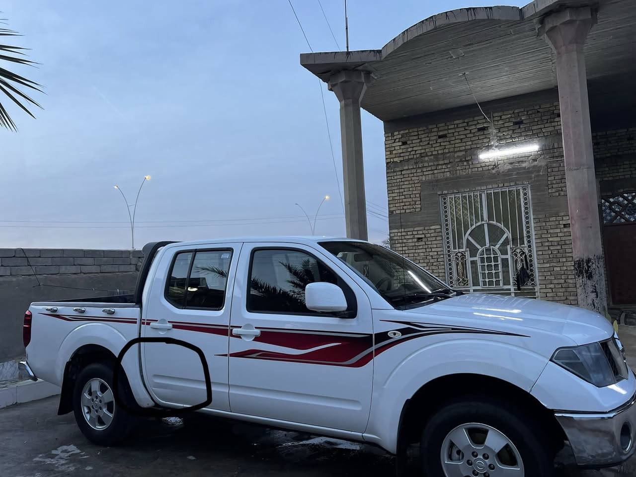 السلام عليكم نيفارا 2015 بيها فقط صبغ بالتكمه الخلفيه ومأشر عليه بالصوره رقم أربيل كير مكينه حداده تبريد تخم تاير نظيفه حيل مكانها بصره قرنه سعرها 135 مع المجال الاتصال على الرقم(***********) سنويته منتهيه للبيع او المراوس
