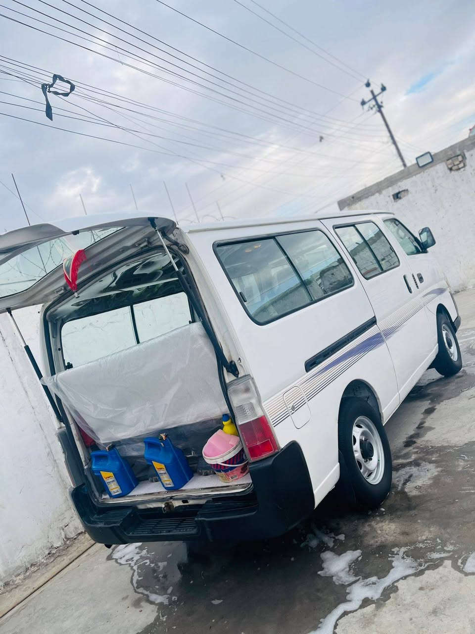 سلام عليكم سياره نيسان يورفان الفين 13 بيه صفحه طويله إثر شخوط مكفوله من دكت او جاكوج أو معجون كير مكينه اكسل مكفول تحويل ثاني يوم مصفره هئه السعر 143وبيه مجال /*********** منطقه حي نصر بغداد
