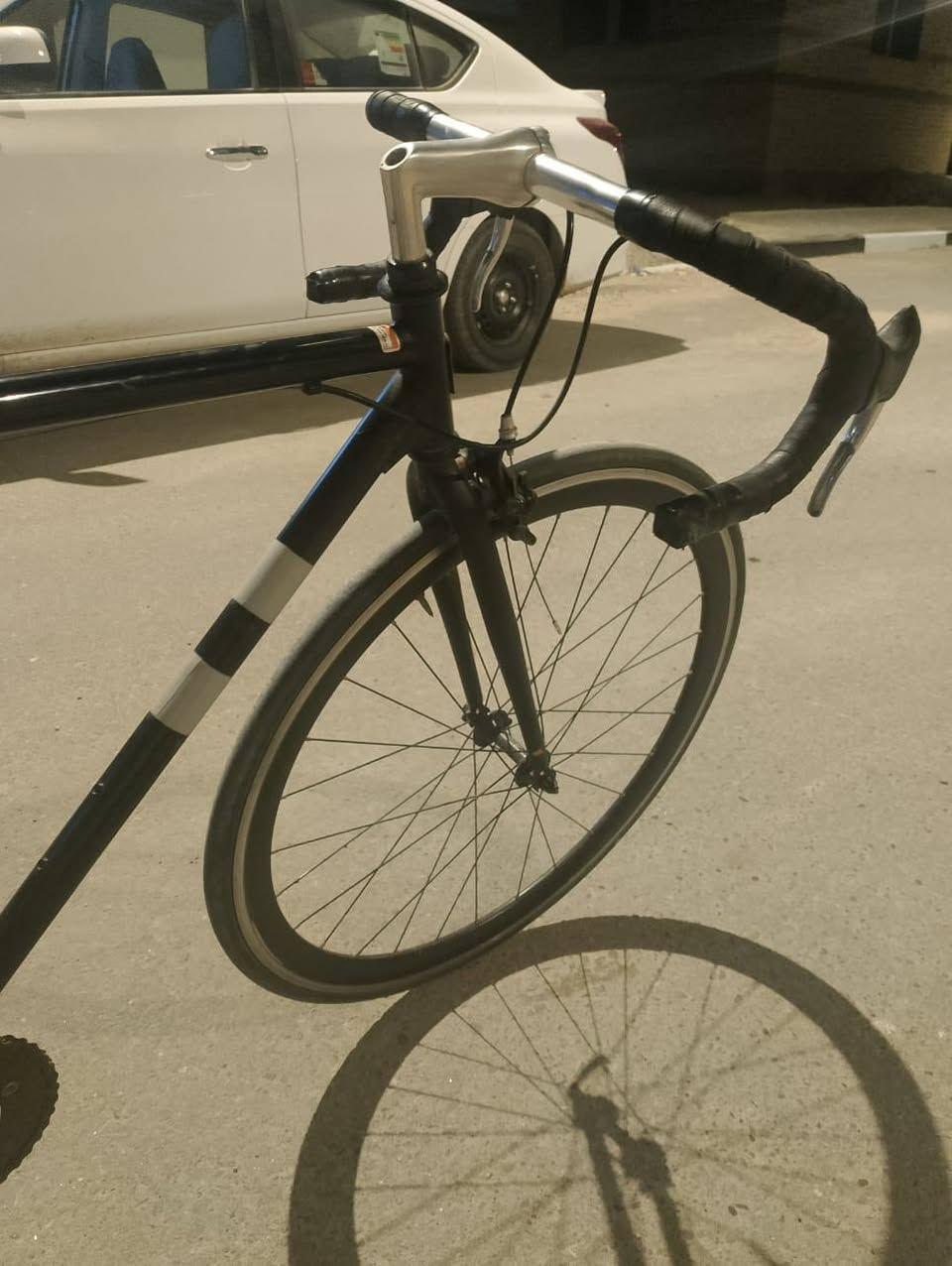 للبيع: بايسكل كوريا Samchuly (نظام Fixie/Single Speed)
بايسكل  من شركة Samchuly الكورية المعروفة بمتانتها  و تصميم انسيابي وخفيف جداً، ممتازه للطلعات السريعة والرياضة.
النوع: Road Bike / Fixie.
الهيكل : حديد خفيف/فولاذ بتصميم كلاسيكي 
الدراجة نظيفة وجاهزة للاستخدام..
البريكات شغالة
السعر : رايده بـ110  مكاني زبير بصره رقم توصل ***********
