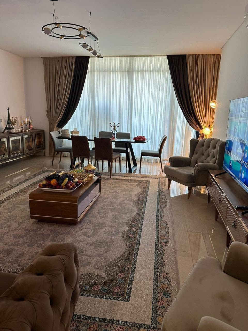 بغداد الكاظميه شارع المحيط مجمع حواهر دجله
‏شقة للبيع
تباع مؤثثه كامله 
تحتوي على ثلاث غرف
غرفه ماستر
حمامين حمام واحد مشترك
صاله مطبخ
كامله مابيه اي نقص
بيه عشر اطنان تبريد 
*********** 
ما متوفر فيس فقط عل رقم
