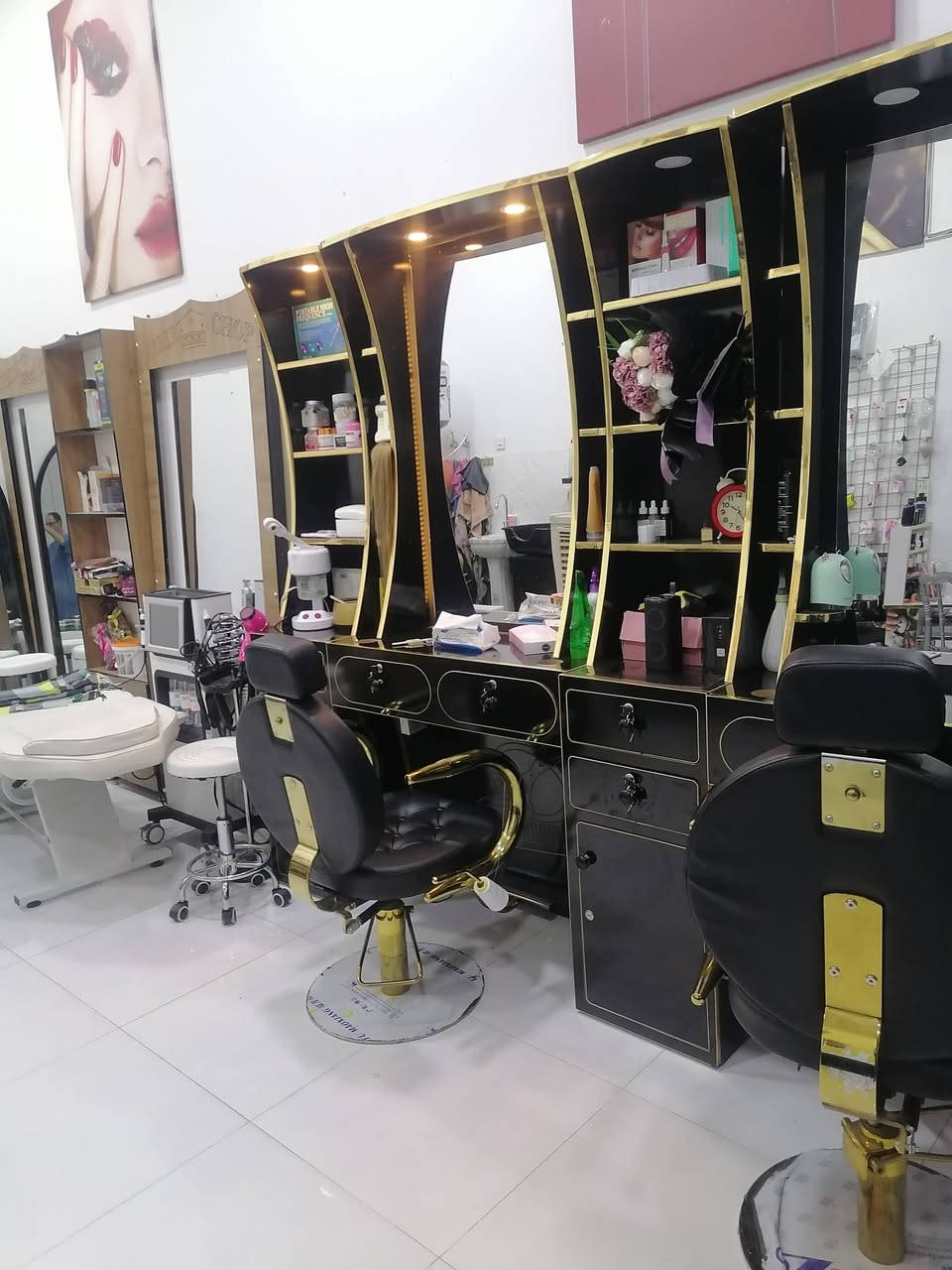 للبيع صالون نسائي كامل متكامل ✴️ فرصة ذهبية
✴️ مجاز صحياََ 
✴️ مسجل في نقابة الحلاقين
✴️ السبب: عدم التفرغ
✴️ صالون نسائي شغال بفضل الله ومعروف بكثرة زبائنه، جاهز للعمل فوراً بدون أي تعب أو تكاليف تأسيس. فرصة حقيقية لمن تريد مشروع جاهز يدخل شغل من أول يوم.
👇 محتويات الصالون:
مع كافة مواد التجميل والمستلزمات الكاملة للصالون إضافة إلى أدوات ومواد أخرى حسب ماضاهر في الفيديو والصور الصالون جاهز تستلمه وتباشر العمل فوراً البيع بسبب عدم التفرغ فقط وليس لوجود أي مشكلة.
الفرصة للجادين فقط 
العنوان الكوت الزهراء شارع الطشاش جهة هكوري مجاور صيدلية رهام ركن للتواصل 078‪01597361 
اتصال أو واتساب


**إذا كنت صاحب هذا الإعلان وتريد حذفه لأي سبب، رجاءا أرسل رسالة إلى الدعم الفني**