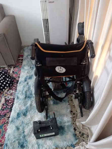 عربانه معاقين شحن للبيع  مكان العبيدي شارع يوسف  الكرسي ممستخدم باتري شاحنه ملحاتها للستفسار *********** بغداد العبيدي شارع يوسف
