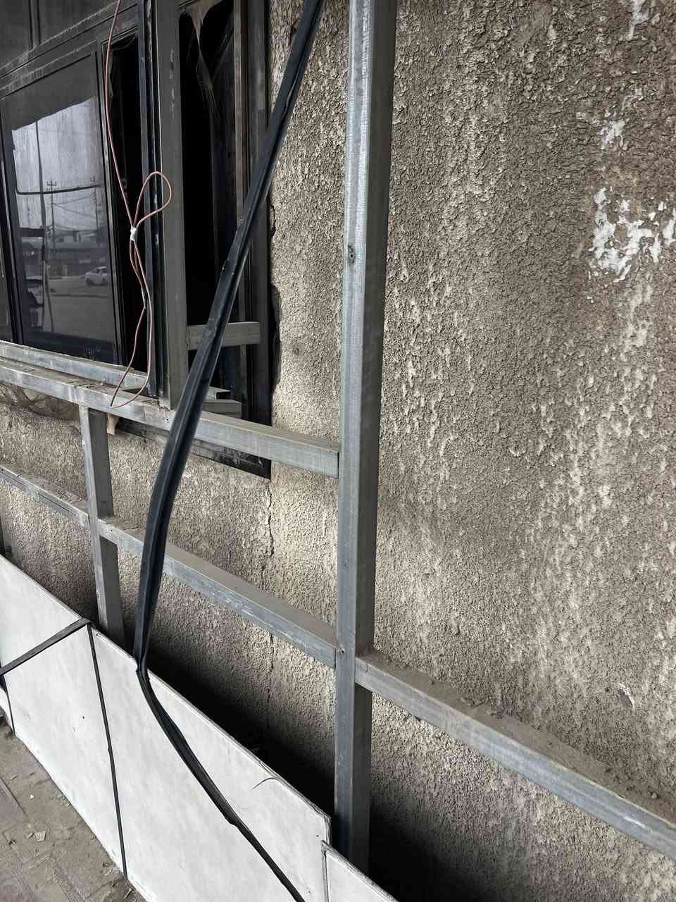 سلام عليكوم عندي حديد مغلون للبيع الي يشتري يتفضل خاص او هاذ كدامك مكاني كربلاء كنطره السلام  رقم التليفون ***********
