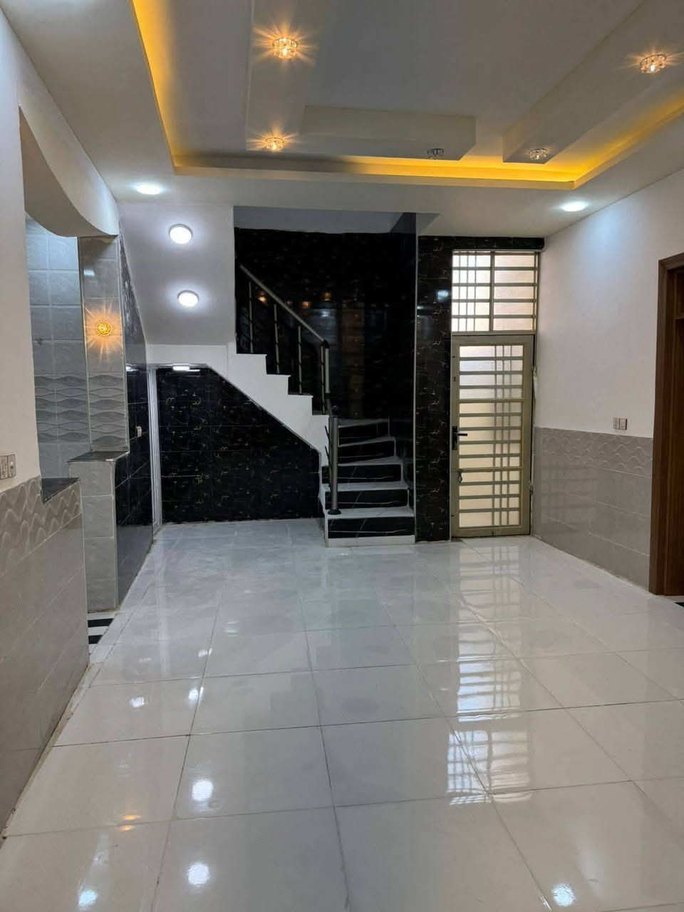 100متر غرفتين بسعر 42 وبي مجال طابو زراعي سند 25 العنــــوان #النجف شارع المطار مقابيل ملحق قريه الغدير للستفار ***********او مراسله واتساب ***********
