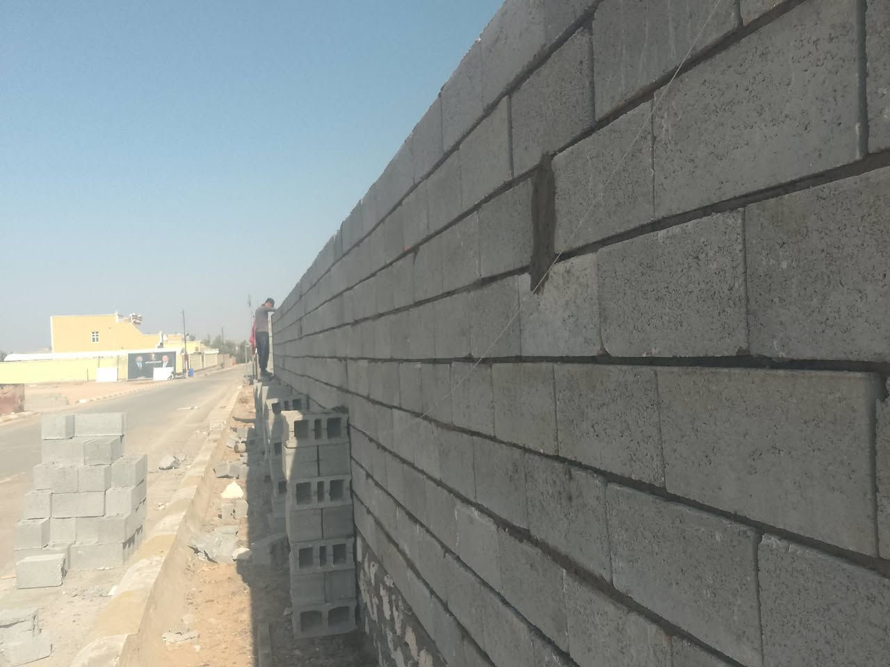 سلام عليكم من رخصت دمن يوجد بنا بلوك حجر شغل درجه اولا لتواصل خاص او يتصل عل رقم ***********
