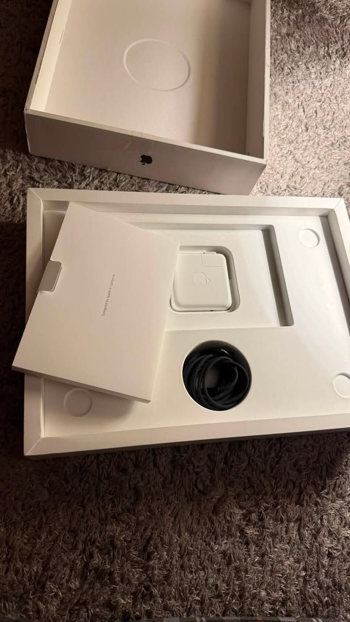 Macbook pro m4
512 gb هارد
16 gb رام
بطاريه 100% مشحونة 17 مره 
سعرها مليونين و 150 الف
2,150,000 الف
للتواصل خاص او واتس فقط
***********
