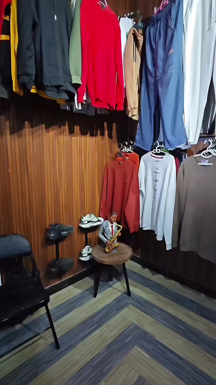 ***********
شيليف 200 قطعة ملابس شبابية رجالية تلكيط القطعة الوحدة اخذتها ب5 يشهد الله وهسة اريد ابيع القطعة ب3 آلاف قطع نضيفات بالة اوربي مغسولات وكاملات تجي وتشوفهن بعينك واكو قطع ما ملبوسات البجايم وهوديات وسويترات كلهن علة 3
