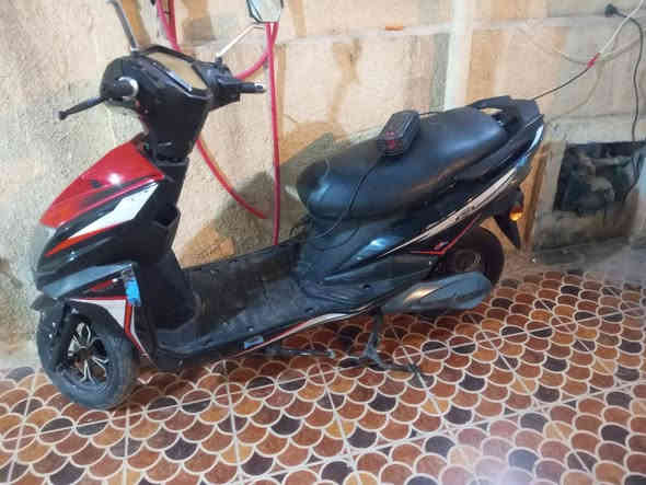 سلام عليكم دراجه شحن للبيع خمس بطاريات عل فحص كهربائياته كلهه شغاله موديل 24 نضيف نوع سنكرس فول سعر 350 الف مكاني رمادي رقم تليفون ***********
