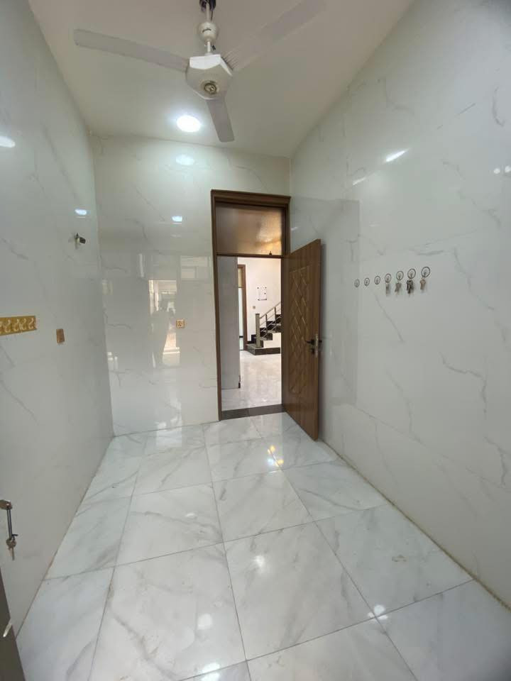 #دار_لليجار_مساحه_100متر_واجه_6اوربع_نزال16
يحتوي على 3غرف نوم 🛌 +صاله+ستقبال+مطبخ+صحيات
📍العنوان بغداد الدوره مدخل البوعيثه مجمع السلطان الاول  
الاستفسار *********** بيت زيرو محد كاعد بي
