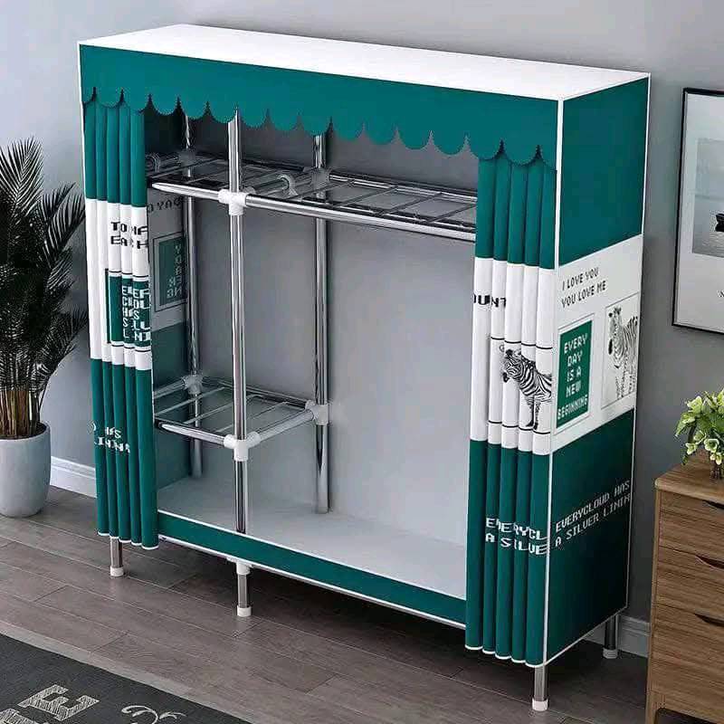 كنتور ملابس معدني مع غلاف قماشي قابل للإغلاق. يحتوي على أرفف إضافية لتخزين الحقائب وأشياء أخرى. المقاسات موضحة في الصورة (ارتفاع 170 سم، عرض 123 سم، عمق 45 سم). مثالي لغرف النوم الصغيرة لتوفير المساحة بشكل أنيق ومنظم.