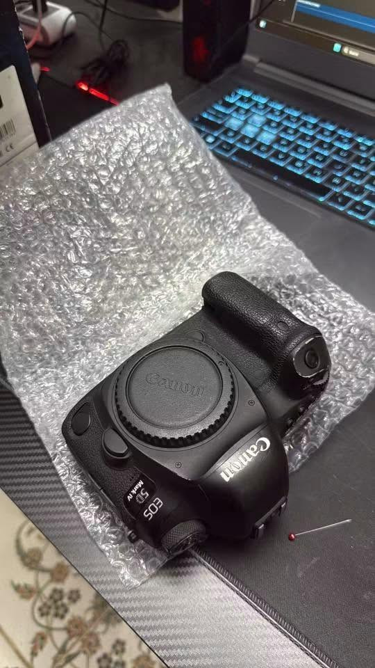 للبيع: كاميرا Canon EOS 5D Mark IV
للبيع كاميرا Canon EOS 5D Mark IV بحالة ممتازة.

* نظافة الجسم: أكثر من 95٪

* البطارية: أصلية

* الشاحن: أصلي

* الكارتون: موجود

*شاشة لمس وجودة فيديو عاليه واحترافيه 

الكاميرا بحالة جيدة جدًا، وتعمل بكفاءة دون أي مشاكل

مكاني ناصريه 

قضاء النصر 

واتساب 

***********
