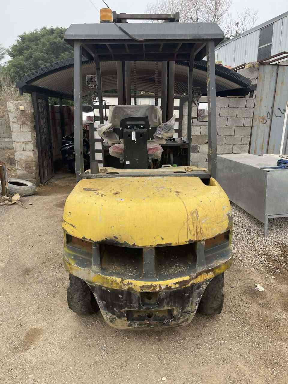 رافعه شوكيه كوماتسو 2003  بدون جاهزه للعمل السعر 35 ورقه وبيها مجال رقم التلفون  ***********.شاكر
