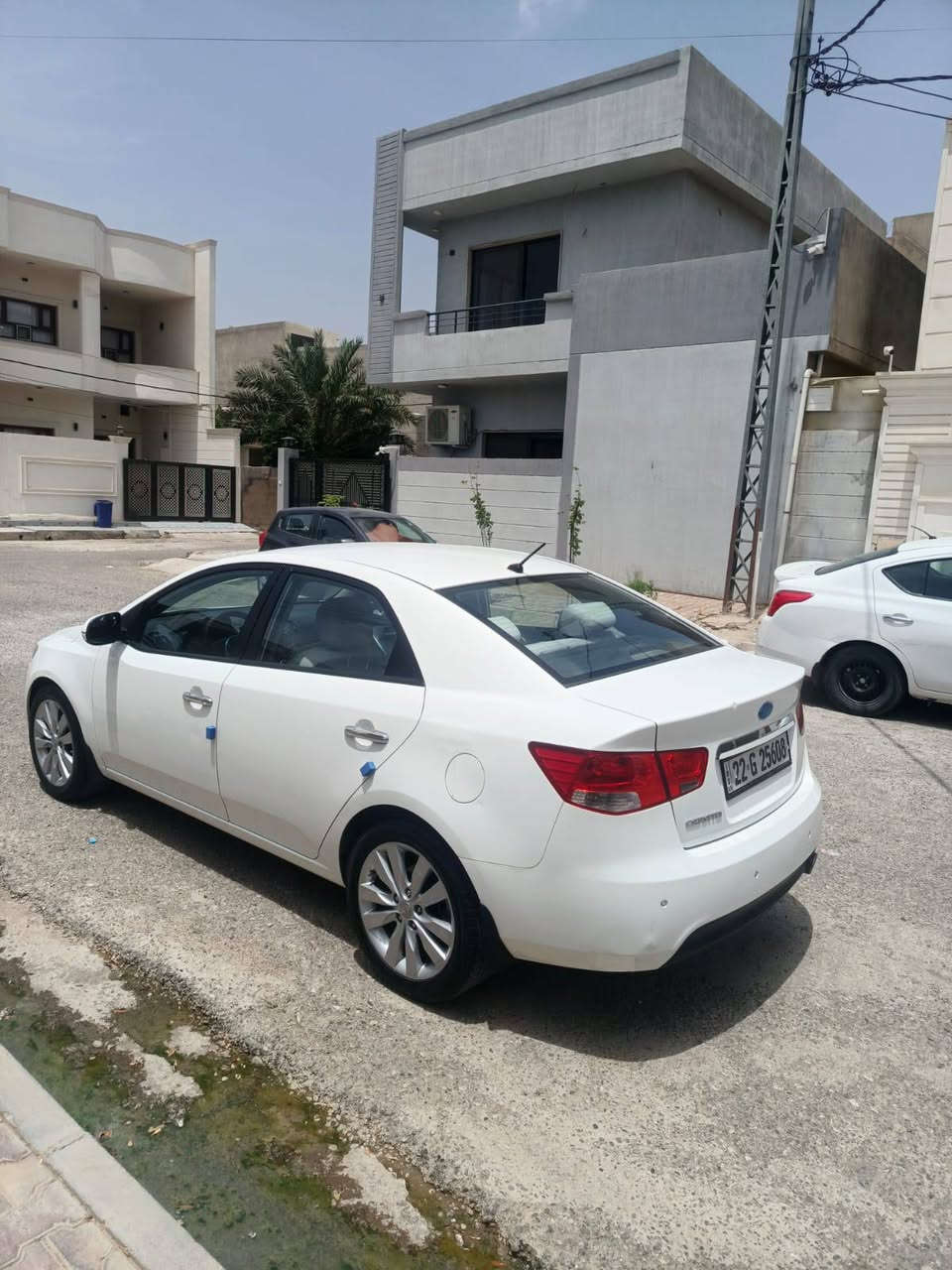 السلام عليكم للبيع كيا سيراتو موديل ١٢ خليجي كير محرك تبريد تخم تاير بالشرط بيها فقط شبر صبغ بالباب والباقي مكفول مكاني كركوك سعرها ١٠٥ مجال بسيط ***********
