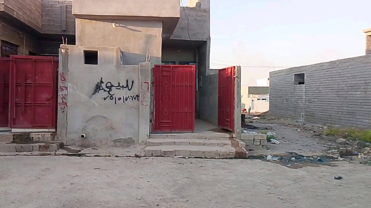 بيت للبيع مساحه 100 متر قرب مدرسه الصينيه سعر 35 وبي مجال للاستفسار اتصال على الهاتف *********** بي واتساب ***********

