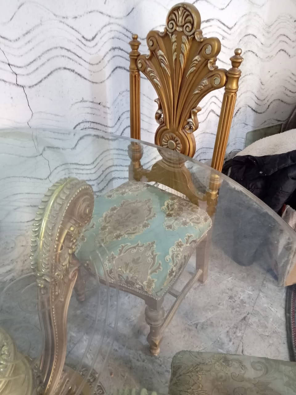 ميز طعام 4 كراسي زان ملكي مع ملاحظات بسيطة كما في الصور
اتصال على الرقم *********** / حله
