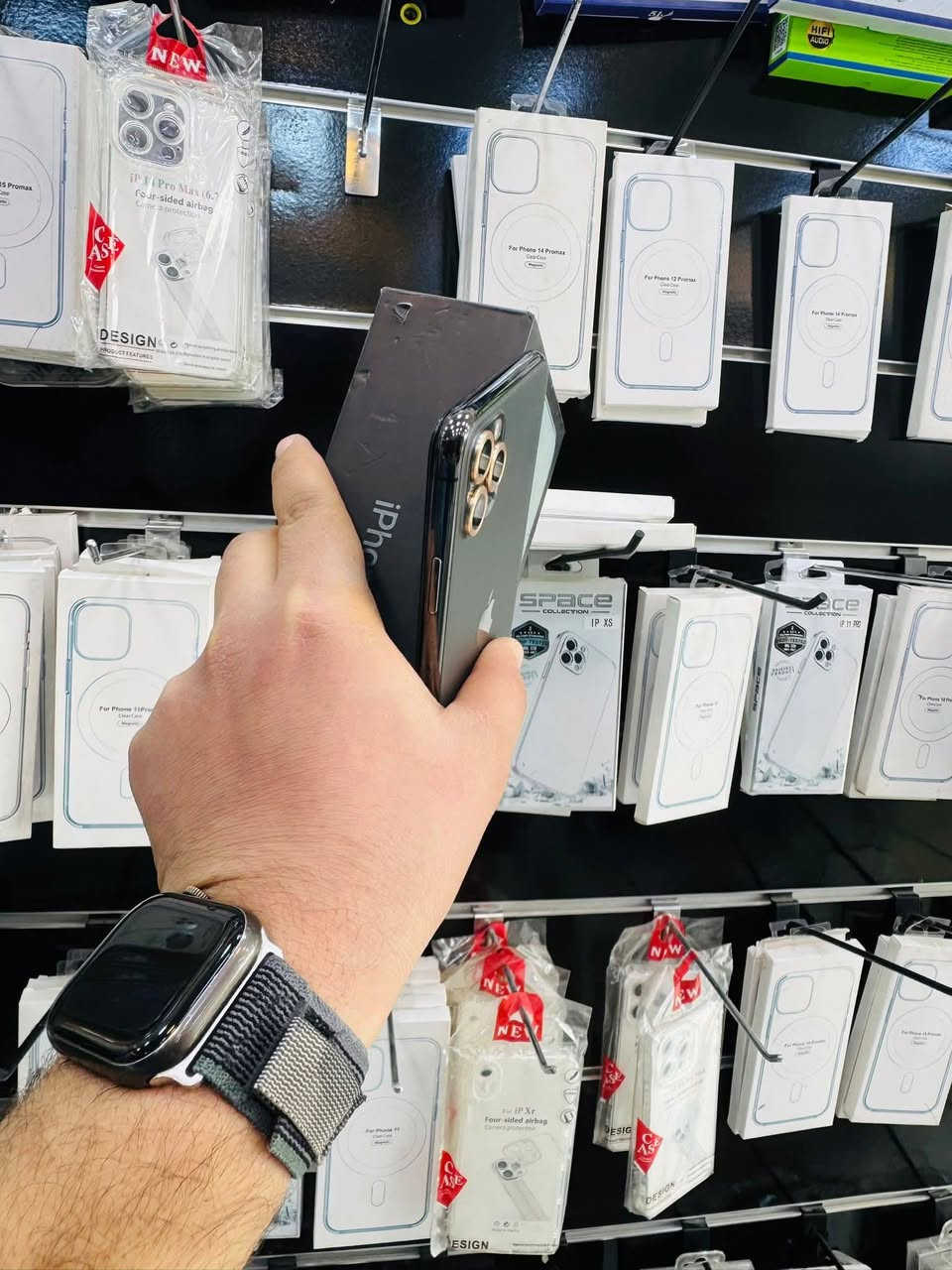 السلام عليكم 🫡
للبيع iPhone 11 pro max 
ذاكره 256 
بطاريه 78‎%‎ بلاد ابد ميصرف 
نموذج m
نضافه 95‎%‎ الجهاز ممفتوح ابد ولا مبدل بيه شي كله شغال مابيه اي خلل كامرات اتصال انترنيت صوت هزاز كله شغال مابيه خلل فقط بيه هاي النقطه الناعمه كلش ب الشاشه ممبينه ولا مأثره عليه ضمان الجهاز ملحقاته كارتونه وكفر ولزكه السعر قفل 280 الف مكاني بغداد مدينه الصدر رقمي ***********
