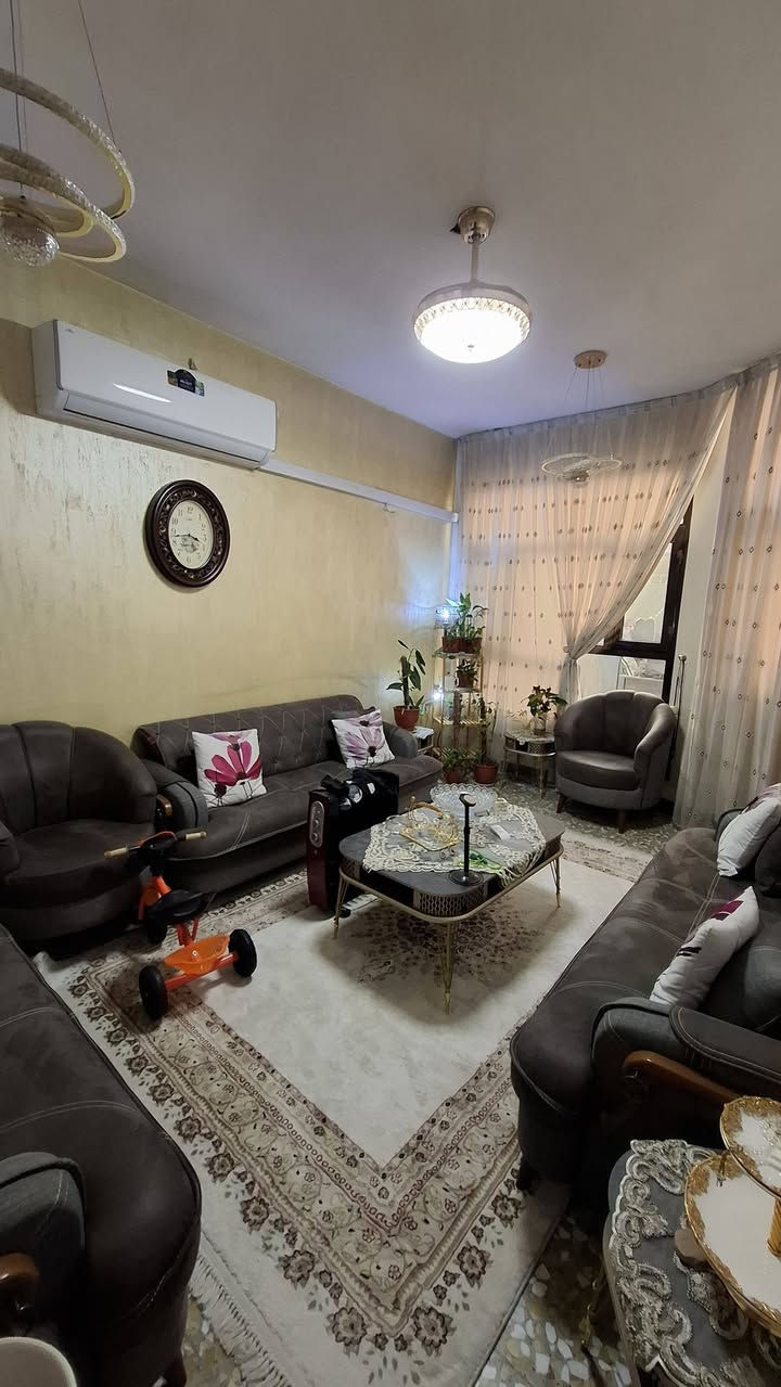 السلام عليكم
بيت مساحة ١٠٠ متر مربع طابو صرف 
الواجهة 6.75 النزال 15
3 غرف نوم وحدة بالطابق الارضي 
2 بالطابق الثاني وحده منهن ماستر 
العنوان : بغداد البلديات مضمار العابد قرب شارع الحشد 
للاستفسار اكثر الاتصال على الرقم 
***********
