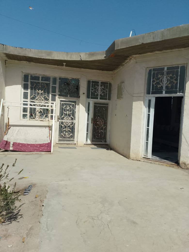 السلام عليكم بيت للبيع زراعي مساحه 250م بناء  حديث2023 كونكريت بناء طابوك  كامل من كل شي جاهز للسكن  طريق ابو الماش    يتكون من غرفتين 4×5وصاله كبيره 8 م واستقبال 8 م و مطبخ سيراميك جدار وارضيه
حديقه داخل البيت ارضيه سيراميك صحيات داخليه وخارجيه كراج سياره
ماء أساله سيح+ محوله كهرباء بلباب تبليط بلباب  تجي وتشوف بعينك السعر خاص
 للاستفسارات. ***********
