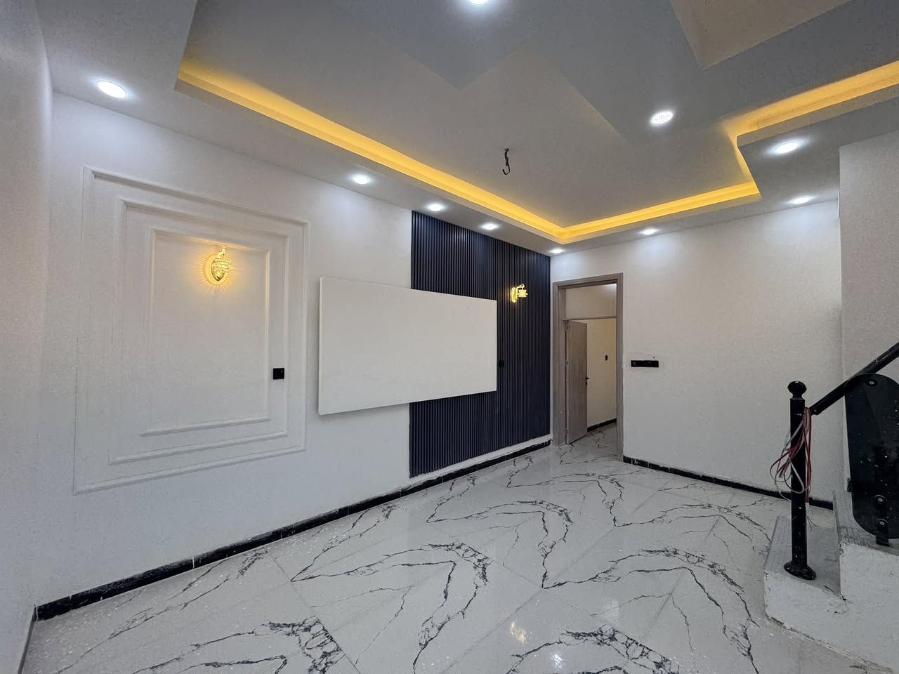 #اعلان_رقم_377
⚜️دار للبيـع  التقيـة الثالثة || طابـو زراعـي سـند 25 .
الدار مرقم بلدية وجهازة المعاملة للتطويب

⚜️مسـاحـه 100م واجة 5 نزال 20 
❗️العنوان / التقية الثالثة داخل مجمع الروان
يقع على شارع 15
⚜️ تفاصيـل || طابق واحد  كونكريت مسلح بناء درجة أولى ، غرفـة  وصالـة وأستقبـال ومطبـخ ومجموعتيـن صحيـات .

.
للأتصـال أو واتسـاب : ***********
