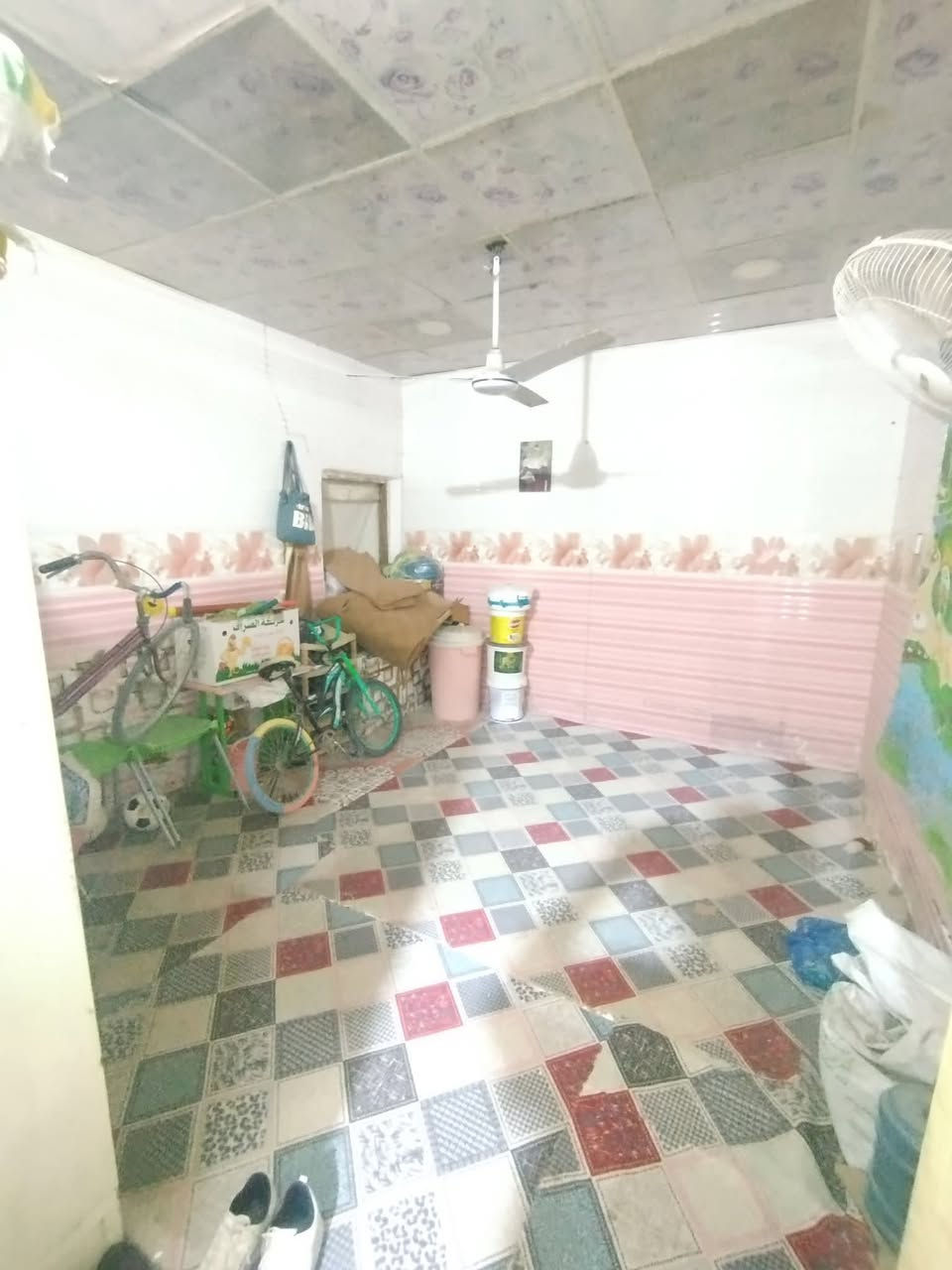 دار لبيع زرعي مساحه 100العكر البيت ركن ماء كهرباء مجاري عرض الشارع 20مرتب غرف عدد3صاله مطبخ السعر 47وبي مجال ركن على شارعين العكر الغربي  وراه المنصوريه البيت مراتب هاتف *********** والاستفسار
