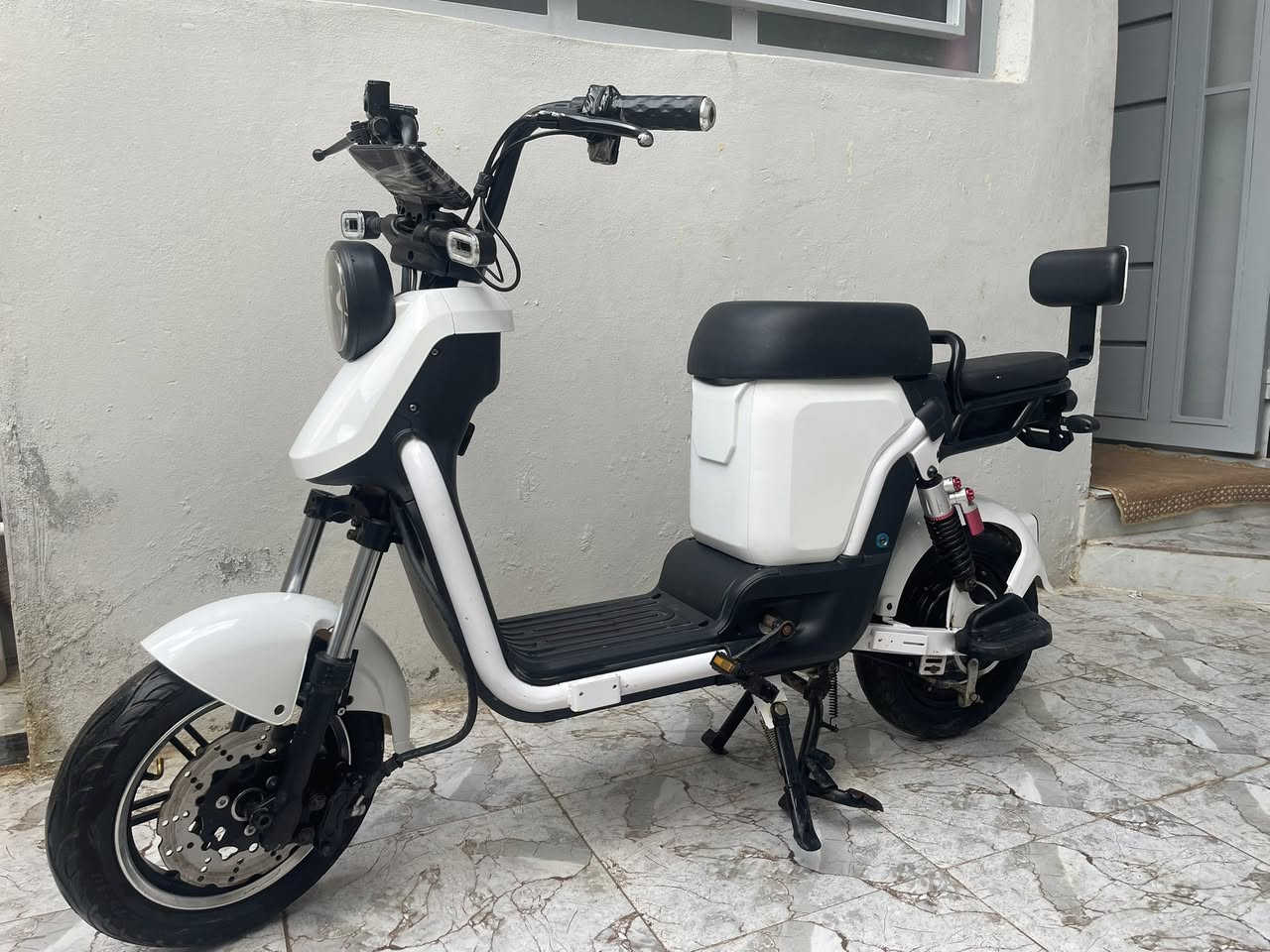 السلام عليكم
دراجة شحن  للبيع
حجم 14 
4 بطاريات ( وحدة مبدلة اصلية )
السرعة 35
اوتو ما گير
الدراجة مثل ما موضح بالصور نضيفه مال طالب مدرسة
قطعة قليل منها بالشارع و مرتبة
السعر 300 بيها مجال بسيط للطيبين


**إذا كنت صاحب هذا الإعلان وتريد حذفه لأي سبب، رجاءا أرسل رسالة إلى الدعم الفني**