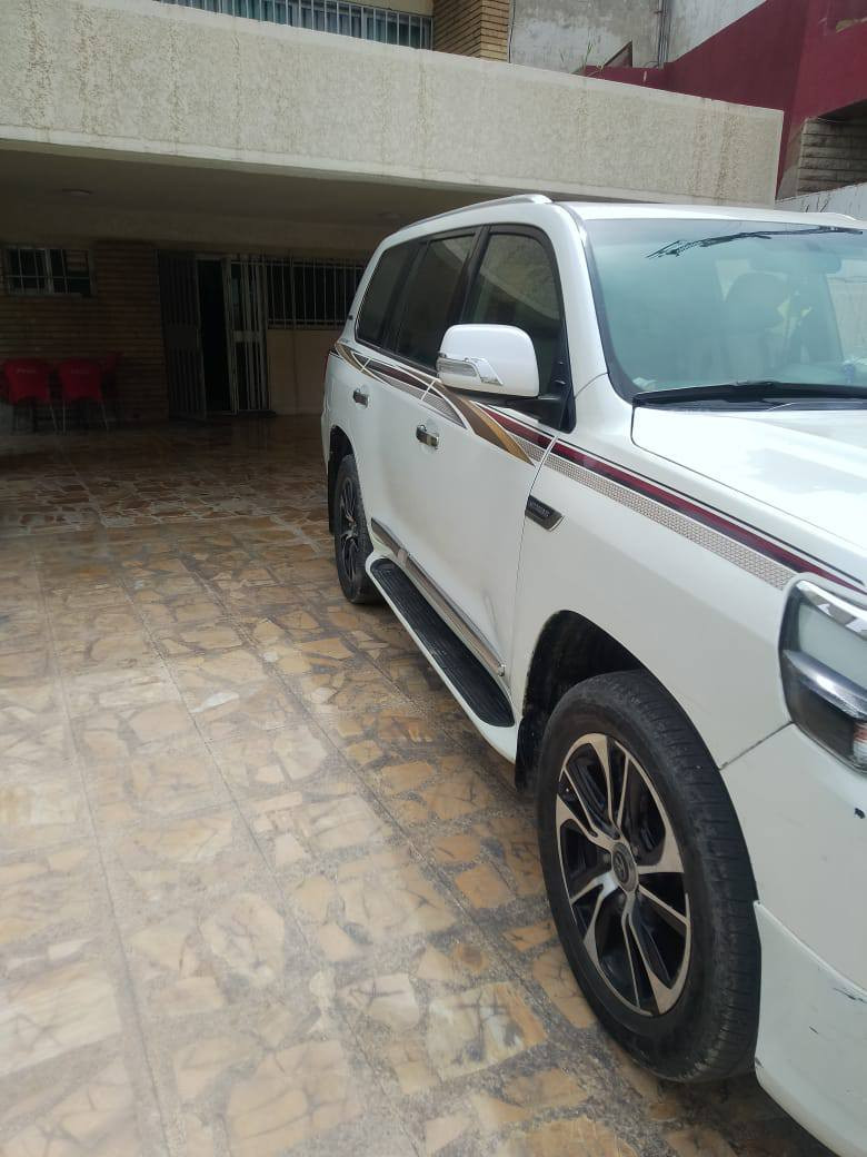 السلام عليكم لاندكروزر للبيع 2009 محدثة 2021 باسمي تحويل ثاني يوم رقم إنكليزي شمالي  والسنوية لحد 2030  وترهم بيع او مراوس بسيارة برادو غير متواجد على فيس فقط إتصال *********** مكاني بغداد م الصدر
