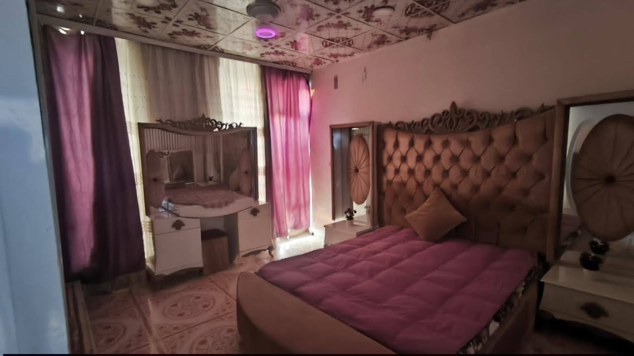 🏡✨ دار مؤثث للإيجار – مساحة 120 متر مربع (طابقين) ✨🏡

🏠 تفاصيل الطابق الأول:
• صالة
• استقبال
• مطبخ
• مجموعة صحيات داخل وخارج 
.وكراج كبير 

🏠 تفاصيل الطابق الثاني:
• غرفتان نوم
• صالة
• مجمع صحيات

🛋️ البيت مؤثث بالكامل وجاهز للسكن
✨ نظيف جدًا جدًا – جاهز للاستلام الفوري

📍 العنوان: حي الفرات – قرب شاورما وفلافل طاش
او بظهر. مكتب ليث ابو الموبايلات 
ملاحظة / قفل مقدمة شهرين

📞 للاستفسار:
***********
🌟 مكتب البروج المشيدة للعقار – حي الفرات / شارع الصب / جهة التسفيرات
نستقبل جميع العروض (بيع – شراء – رهن – إيجار)
