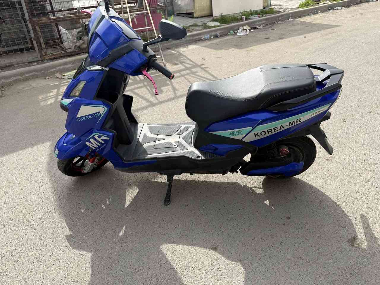 السلام عليكم 
دراجة سكنس شحن للبيع موديل 2024 الدراجة كامله مابيه نقوصات بس واقيه صفح موضحه بالصور ماشيه ممشه قليل ستاند تعليك موجود عندي الاصلي مالته
مكاني النداء السعر 500 وبيه مجال 
الرقم *********** موجود واتساب
ماعندي توصيل
