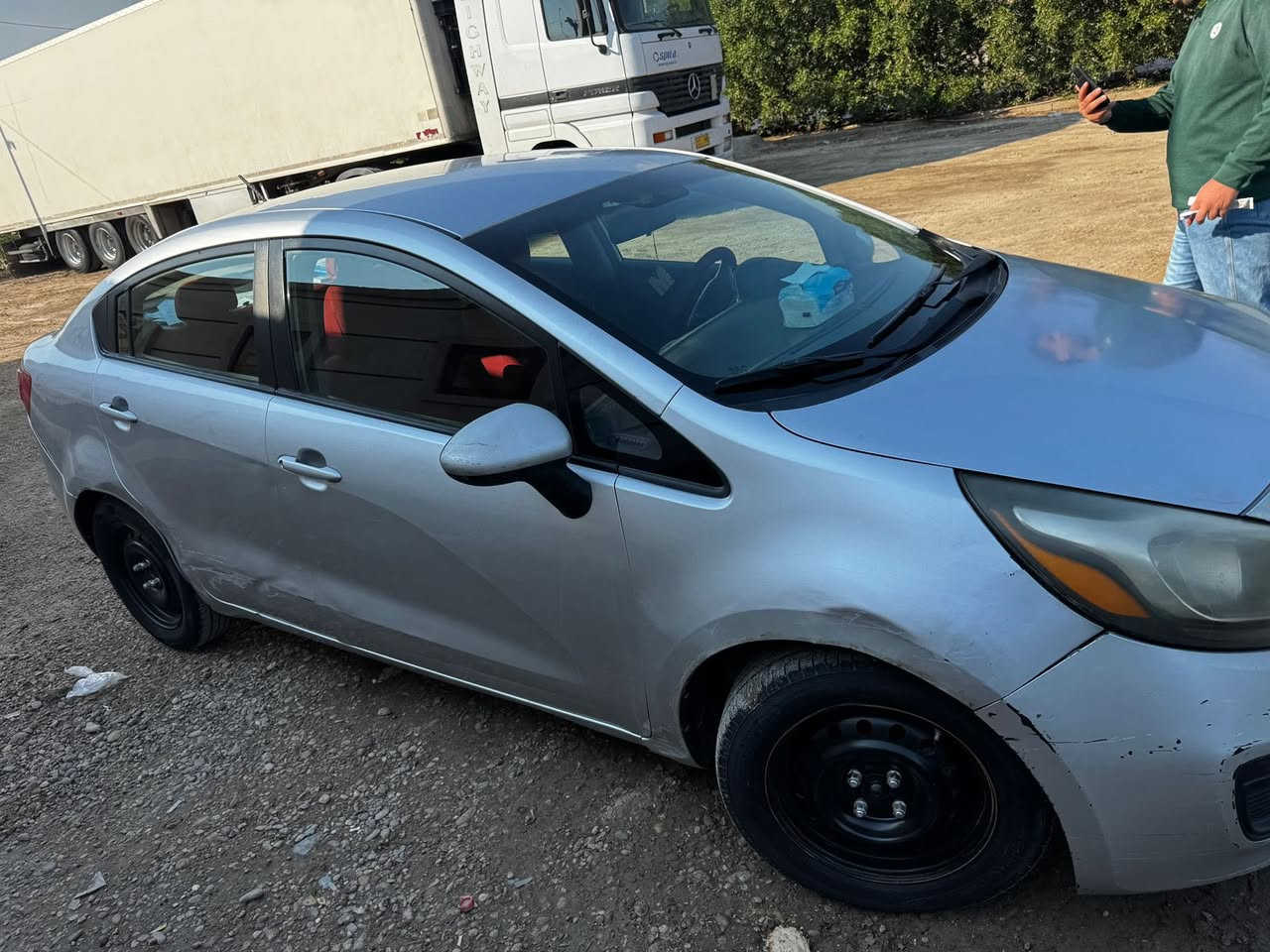 السلام عليكم كيا ريو موديل 15 
 ماشية 71 محرك 1600
رقم بغداد وراد امريكي حادثة فقط الصندوك الخلفي والباقي مكفول تخم تاير جديد وتبريد جديد سيارة جاهزة من اي نقص سعرها 78 ورقة رقم الهاتف 
***********
